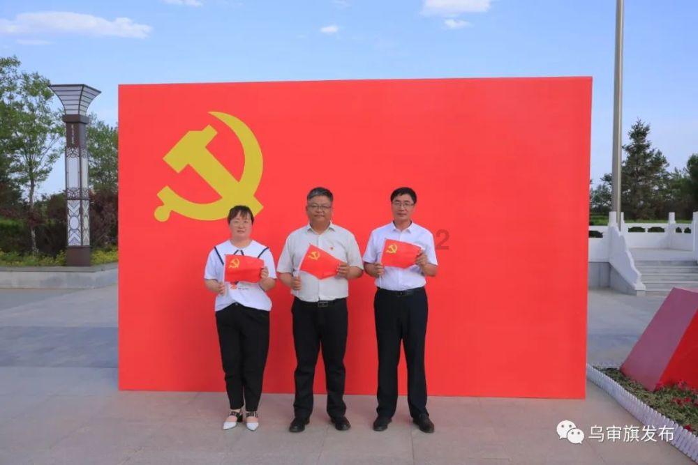 大臣喝醉在皇宫里吐，吐完就睡，未来皇帝亲自为他盖被